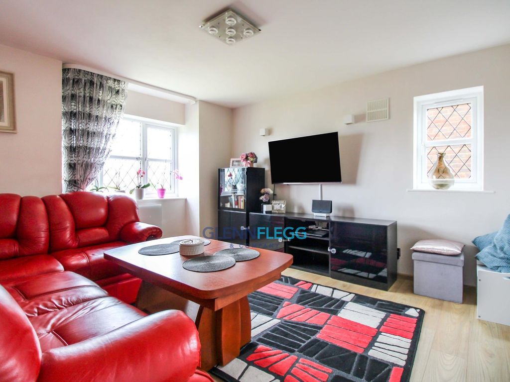 1 bed flat for sale in Adam Close, Cippenham, Slough SL1, £195,000