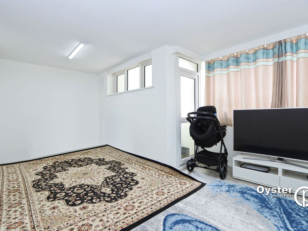 1 bed flat for sale in Ashcombe House, Exeter Road, Enfield EN3, £180,000