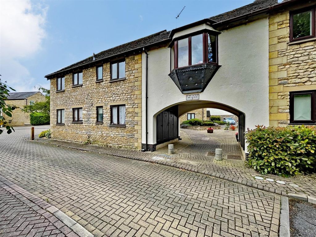 2 bed flat for sale in Phillips Court, Stamford PE9, £175,000