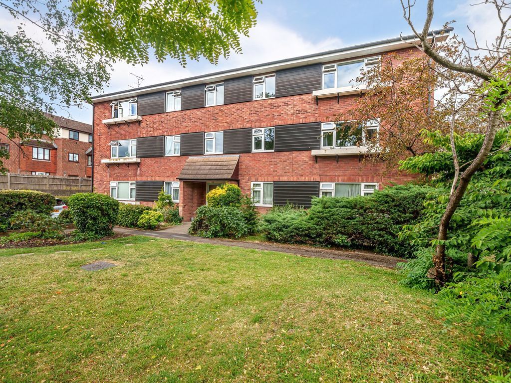 2 bed flat for sale in East Street, Epsom KT17, £300,000