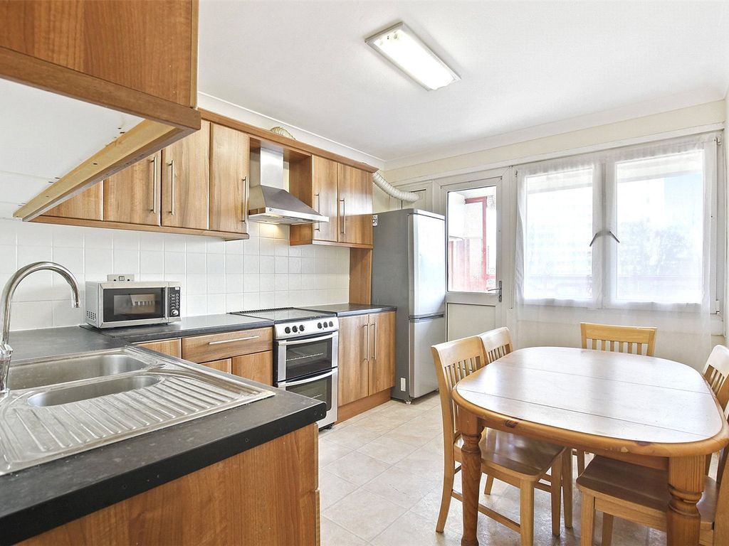 3 bed flat for sale in Bembridge House, Longshore, London SE8, £325,000