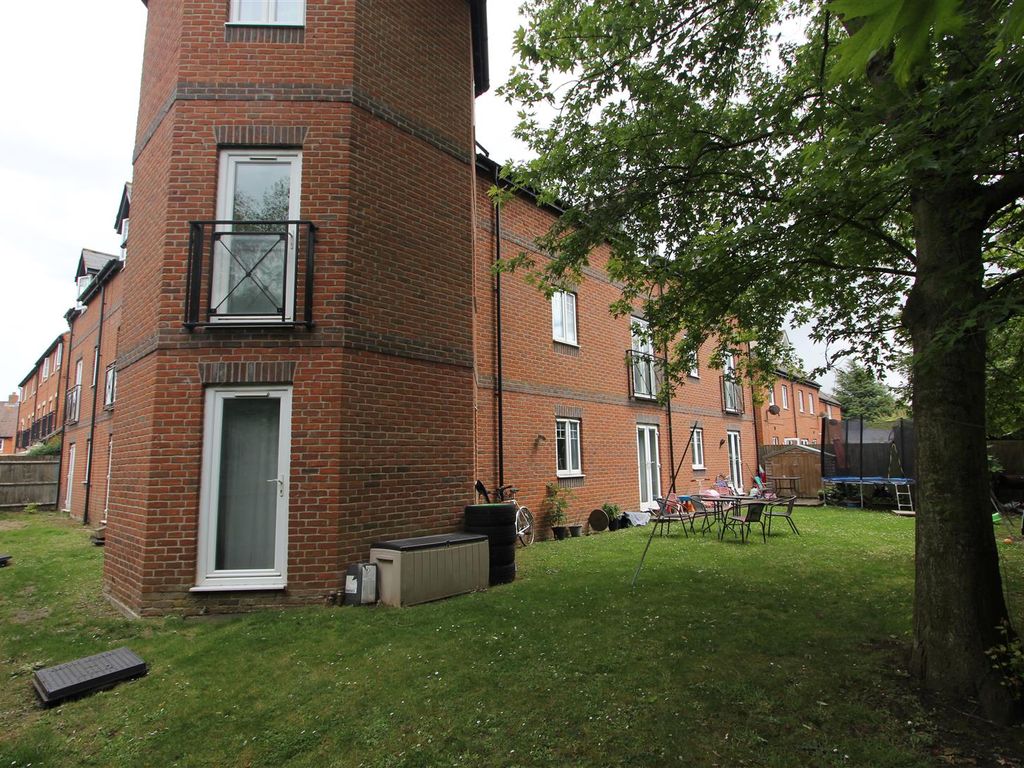 2 bed flat for sale in Chapel Close, Wantage OX12, £170,000
