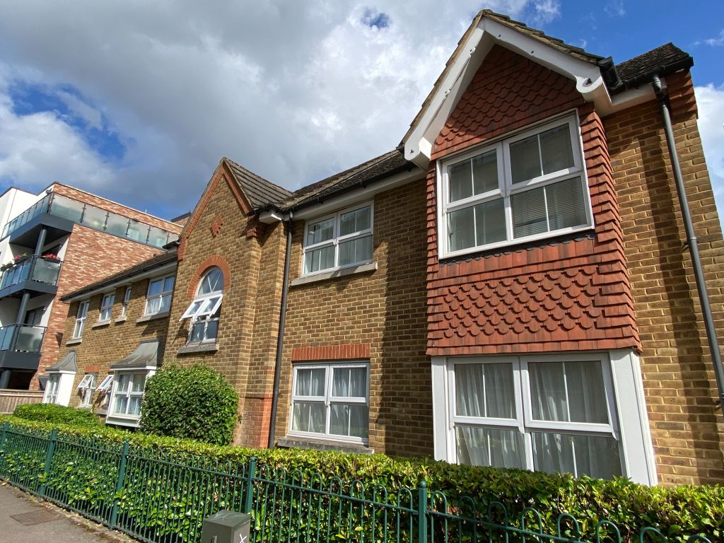 2 bed flat for sale in Burleigh Gardens, Woking GU21, £259,950