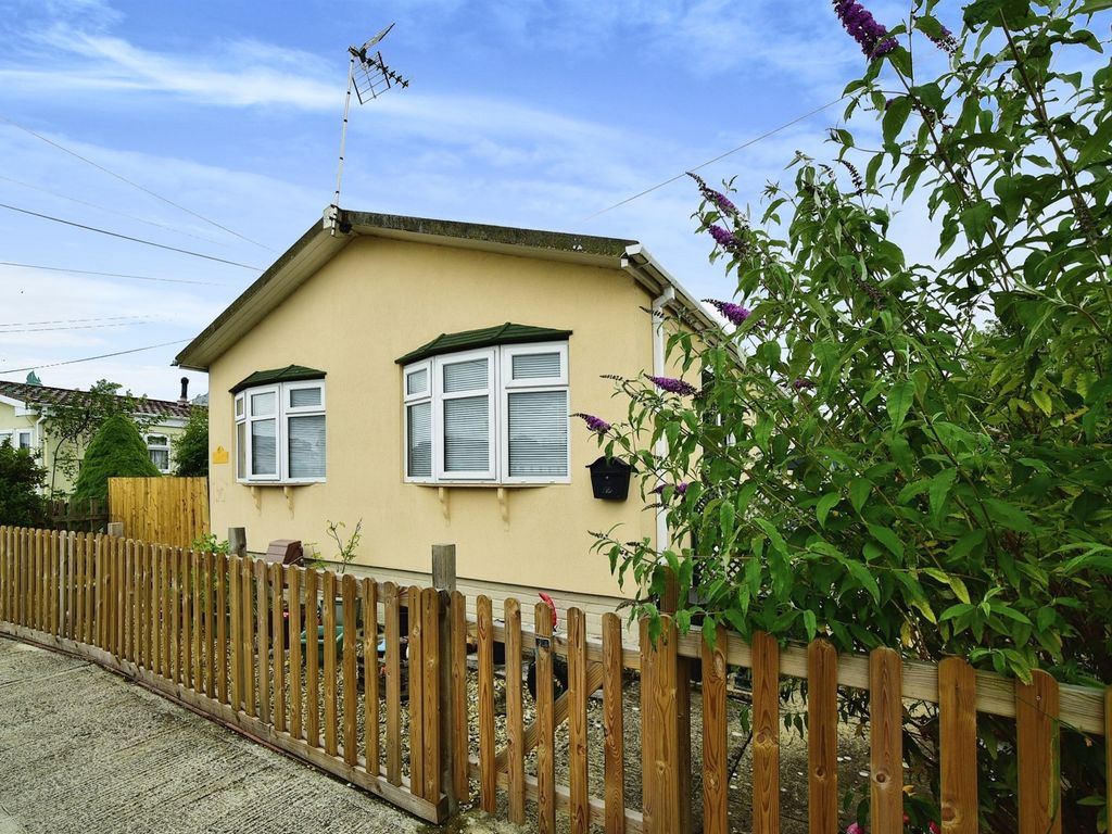 2 bed mobile/park home for sale in Ferrers Way, St. Johns Priory, Lechlade GL7, £139,995