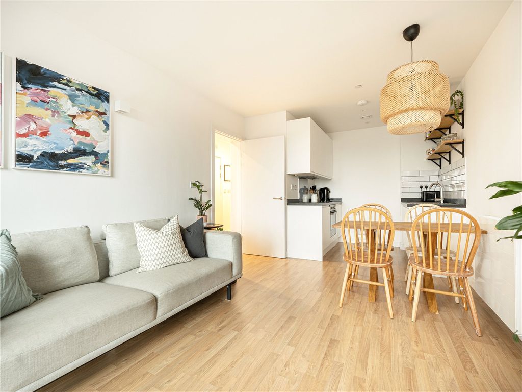 1 bed flat for sale in Mapleton Crescent, London SW18, £325,000