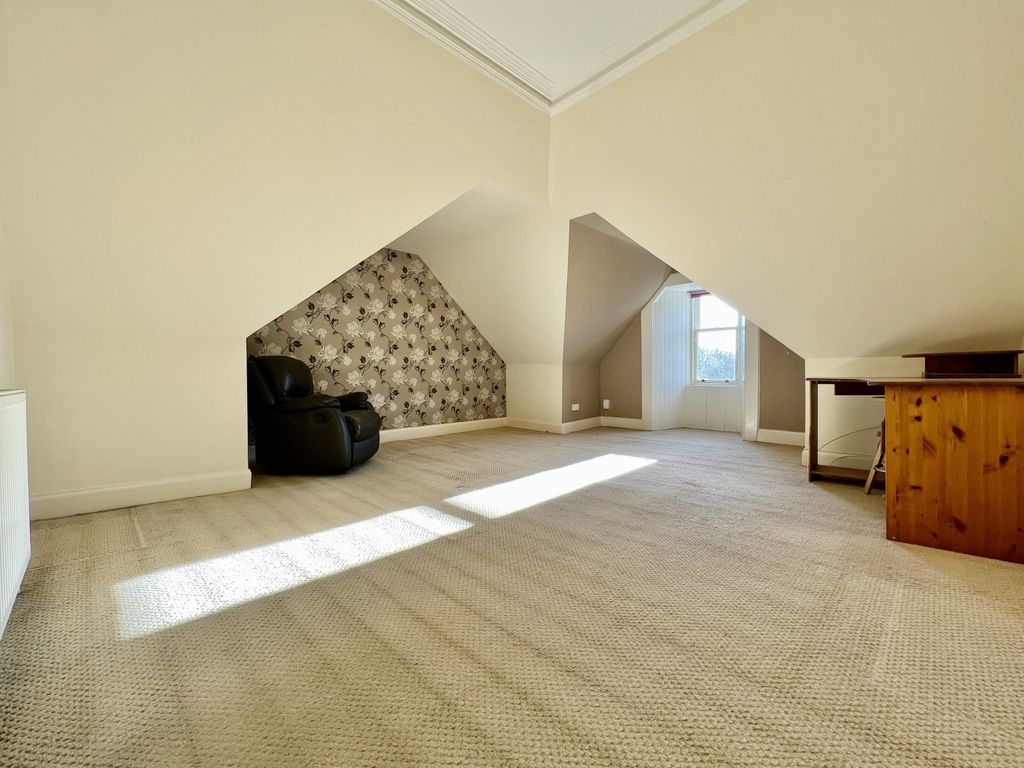 5 bed flat for sale in 3 Redheugh House, Redheugh Court, Kilbirnie KA25, £175,000