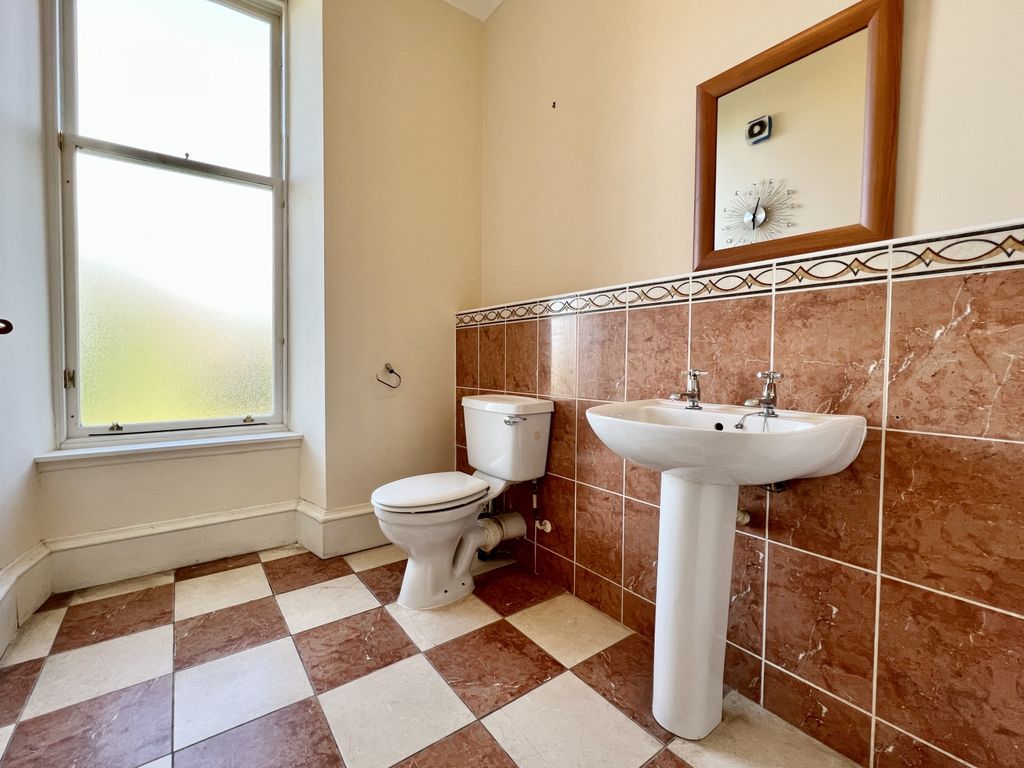 5 bed flat for sale in 3 Redheugh House, Redheugh Court, Kilbirnie KA25, £175,000