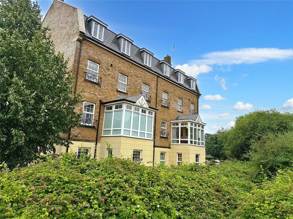 2 bed flat for sale in Bramble House, Swindon, Wiltshire SN25, £160,000