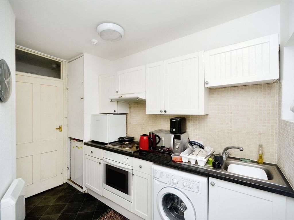 1 bed flat for sale in Portland Place, Brighton BN2, £270,000