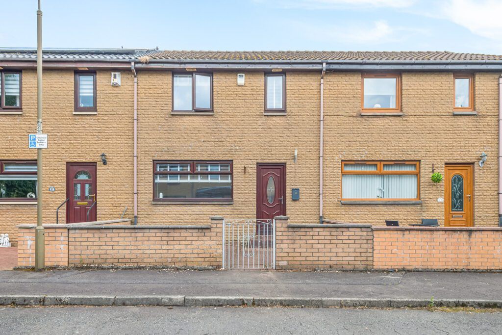 3 bed terraced house for sale in Mcvean Place, Longcroft FK4, £140,000