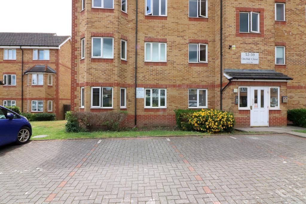 2 bed flat for sale in Orchid Close, Luton, Bedfordshire LU3, £180,000