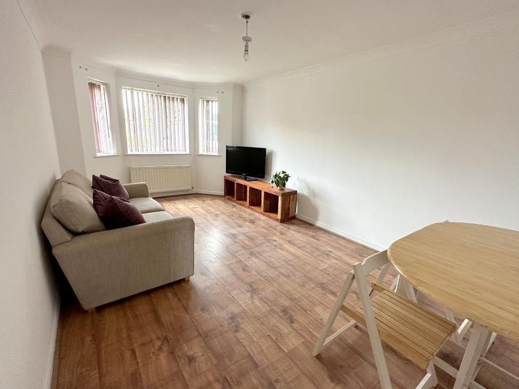 2 bed flat for sale in Orchid Close, Luton, Bedfordshire LU3, £180,000