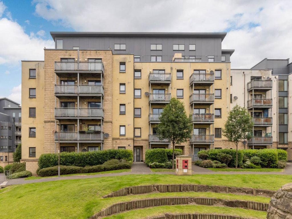 3 bed flat for sale in Hawkhill Close, Easter Road, Leith EH7, £225,000