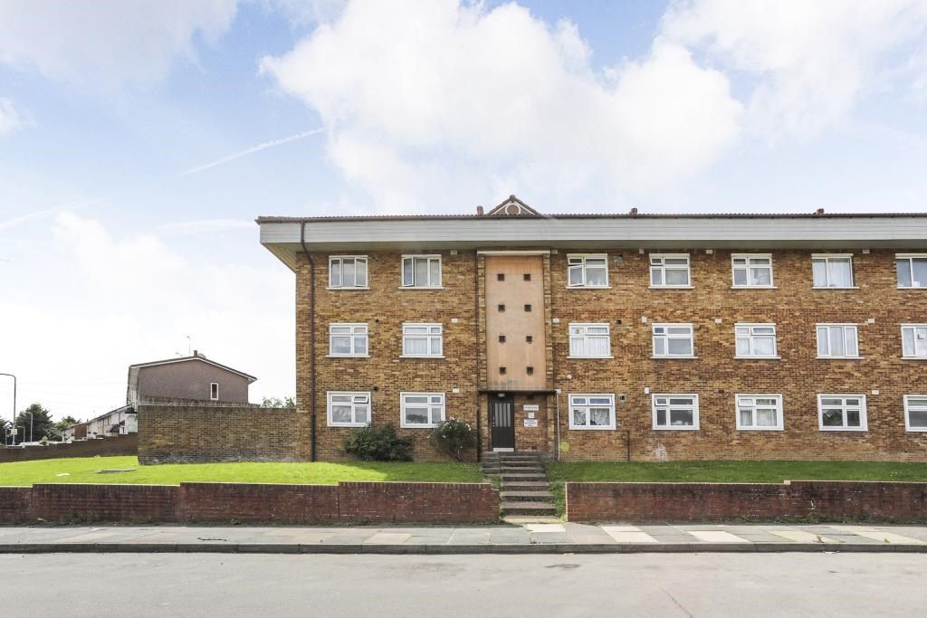 1 bed flat for sale in Knights Way, Ilford IG6, £230,000