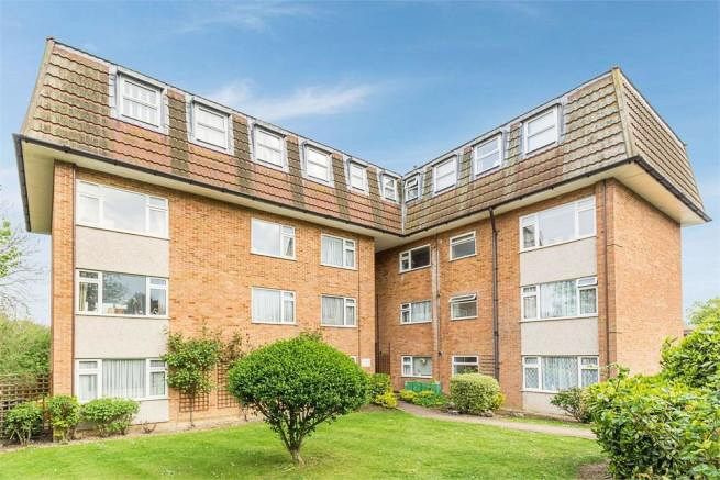 2 bed flat for sale in Lambs Close, Cuffley, Potters Bar EN6, £299,995