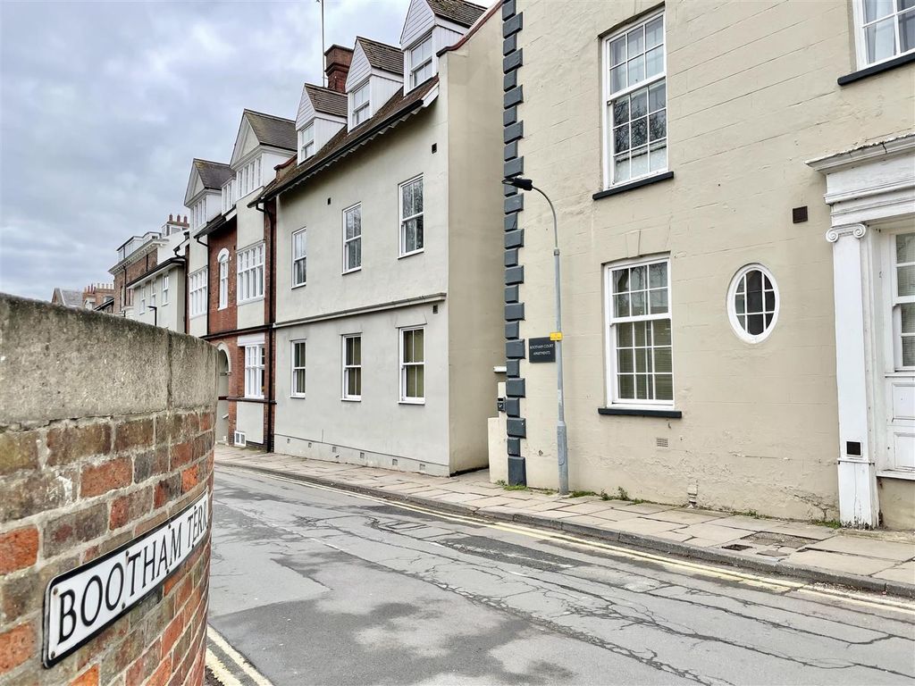 2 bed flat for sale in Bootham Terrace, York YO30, £275,000