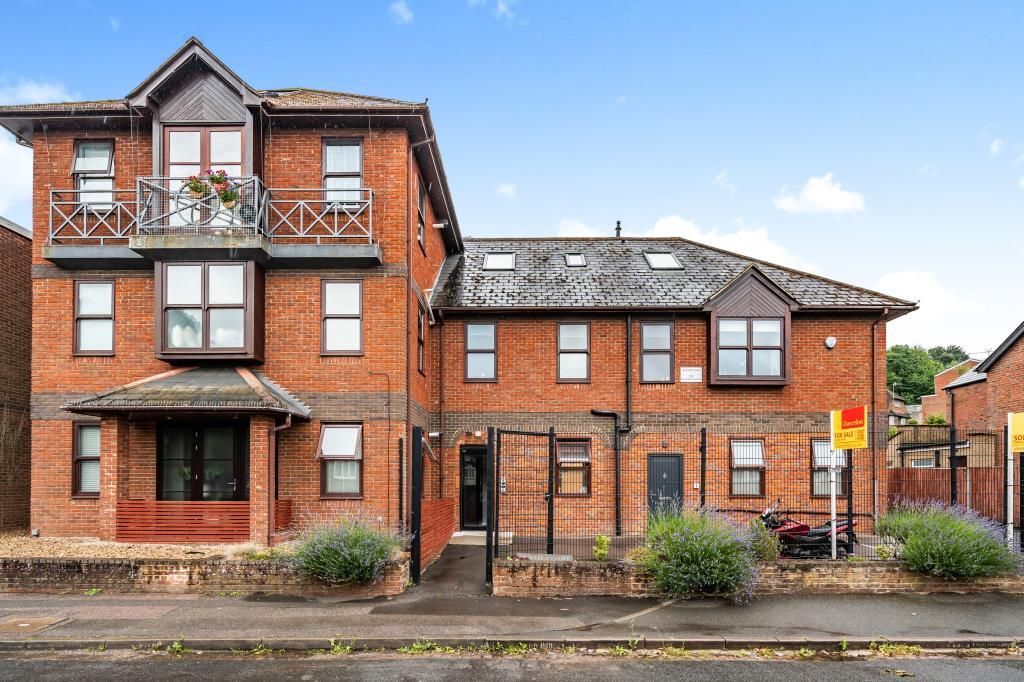 2 bed flat for sale in Chesham, Buckinghamshire HP5, £325,000