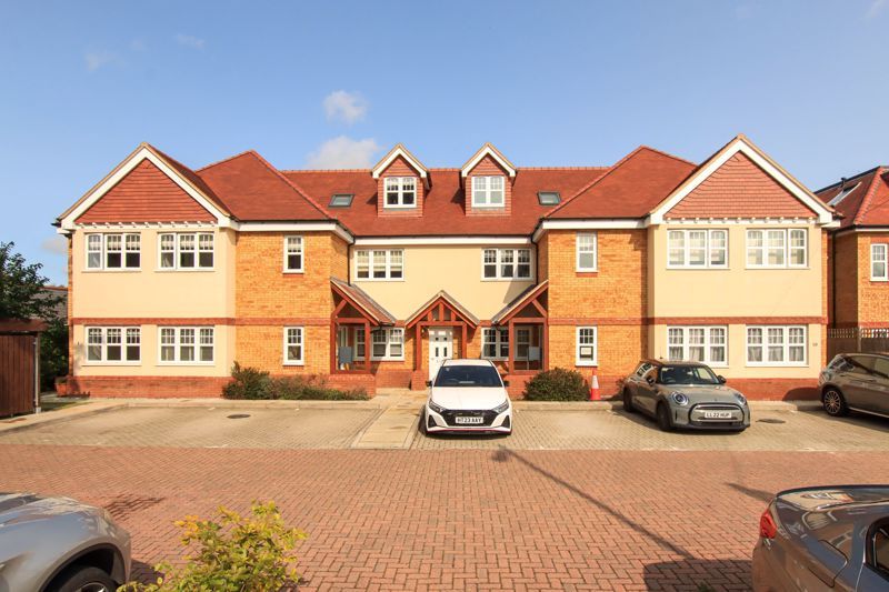2 bed flat for sale in London Road, Aston Clinton, Aylesbury HP22, £325,000
