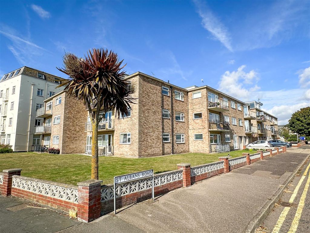 2 bed flat for sale in Hadleigh Court, Marine Parade East, East Clacton CO15, £160,000