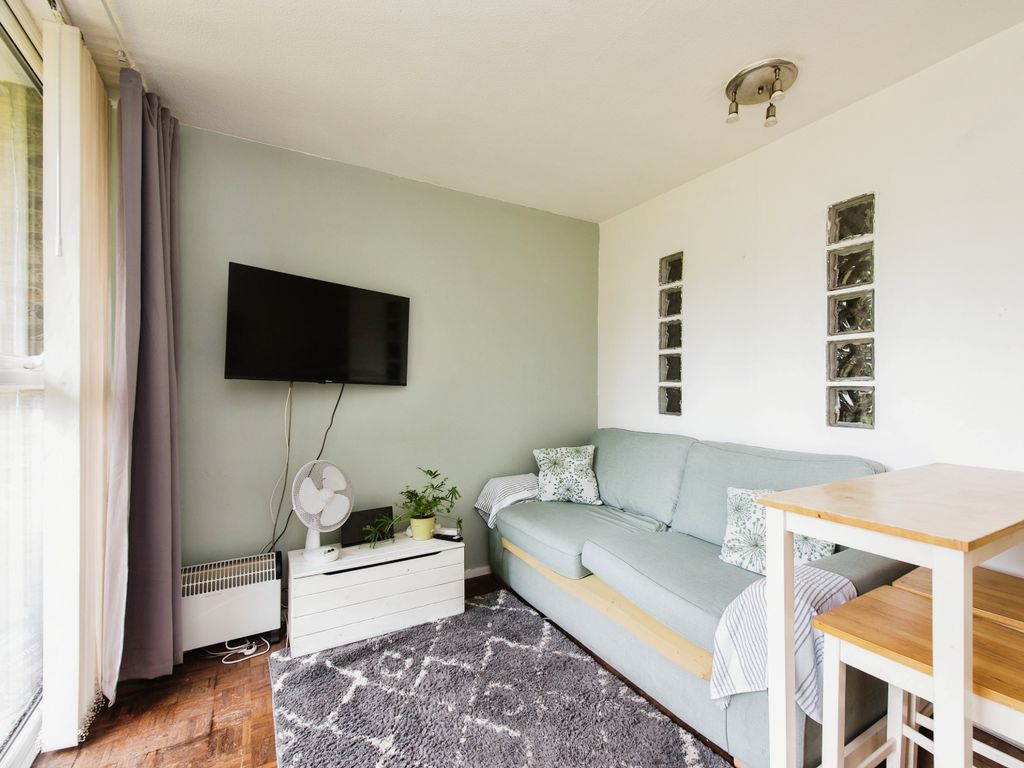 1 bed flat for sale in Arlington Road, Twickenham TW1, £240,000