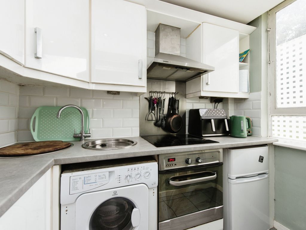 1 bed flat for sale in Arlington Road, Twickenham TW1, £240,000