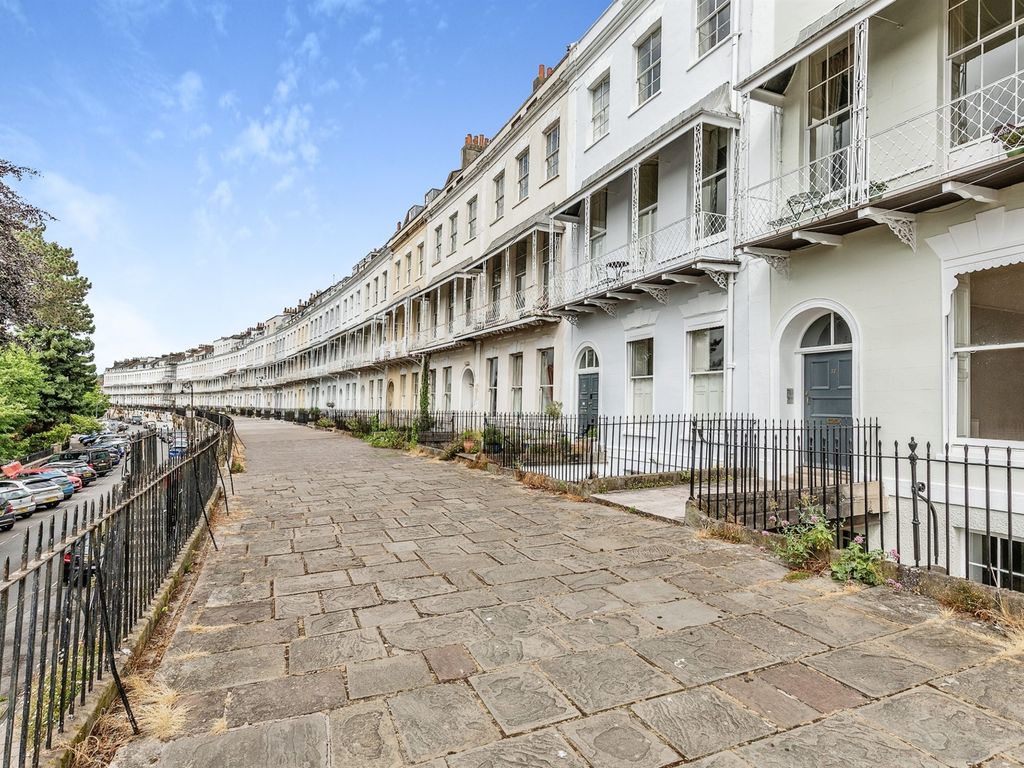 2 bed flat for sale in Royal York Crescent, Clifton, Bristol BS8, £250,000
