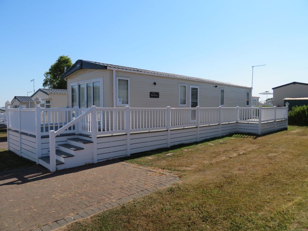 3 bed mobile/park home for sale in Seaview Avenue, West Mersea, Colchester CO5, £95,000