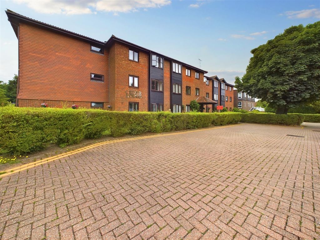 1 bed flat for sale in Brighton Road, Crawley RH11, £120,000