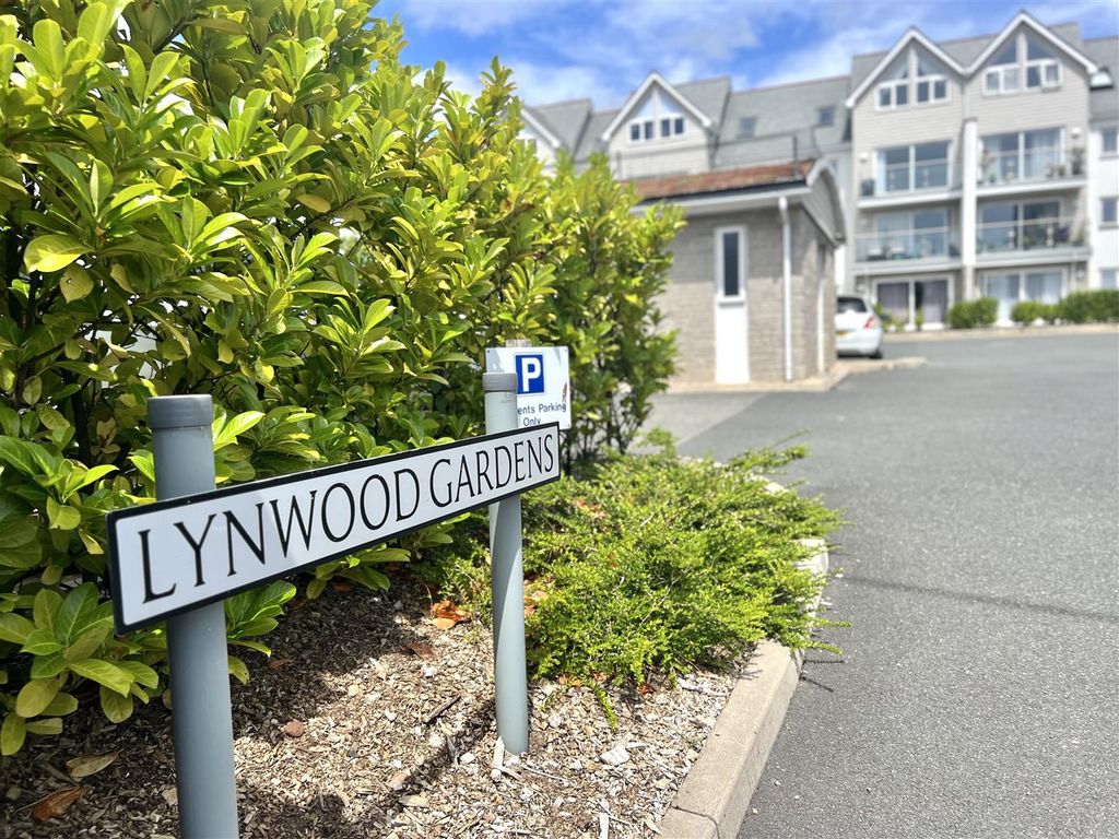 4 bed flat for sale in Lynwood Gardens, Alexandra Road, St. Austell PL25, £240,000