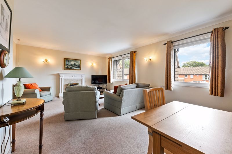 1 bed flat for sale in Worcester Court, Salisbury Road, Worcester Park KT4, £229,950