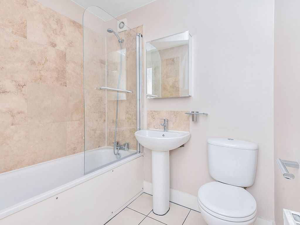 1 bed flat for sale in Bolton Road, London W4, £325,000