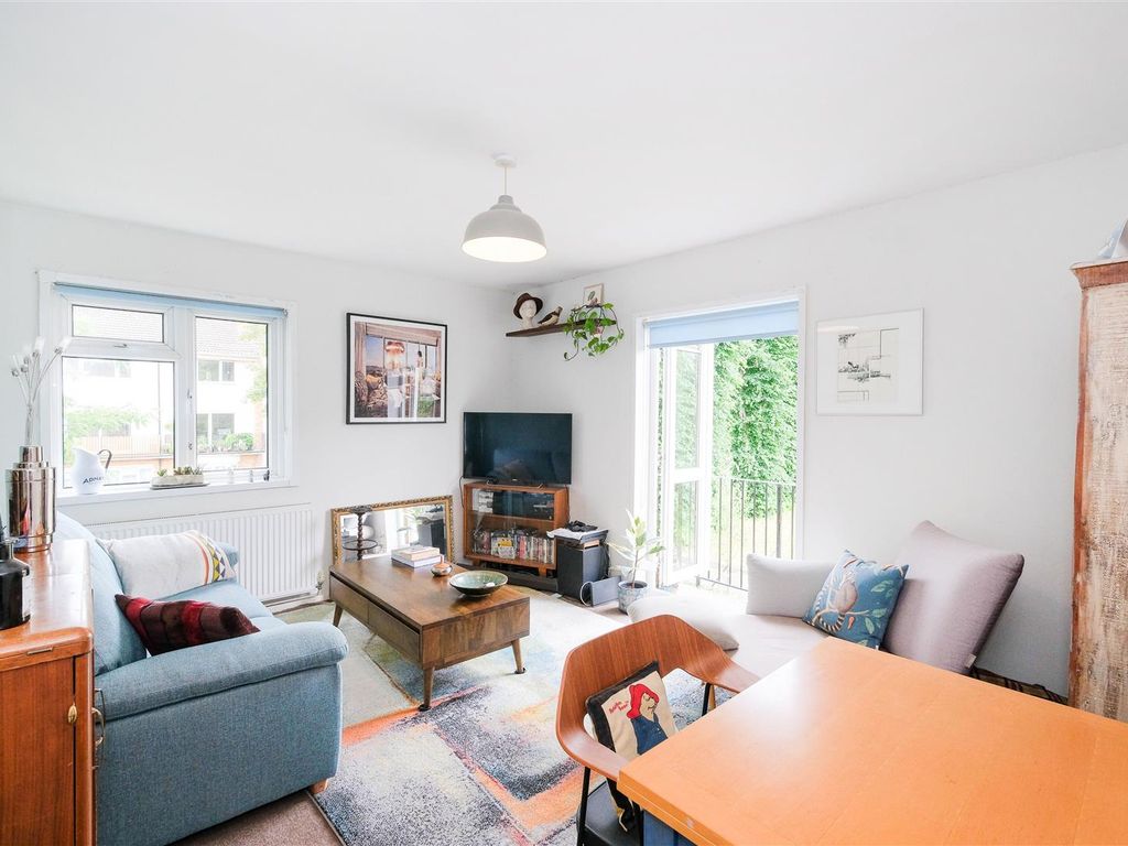 1 bed flat for sale in Prospect Hill, London E17, £280,000