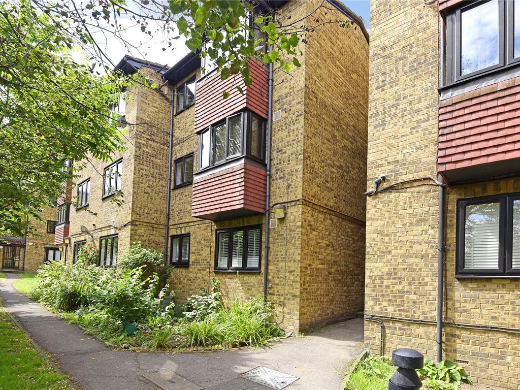 1 bed flat for sale in Woodview Close, London N4, £162,500
