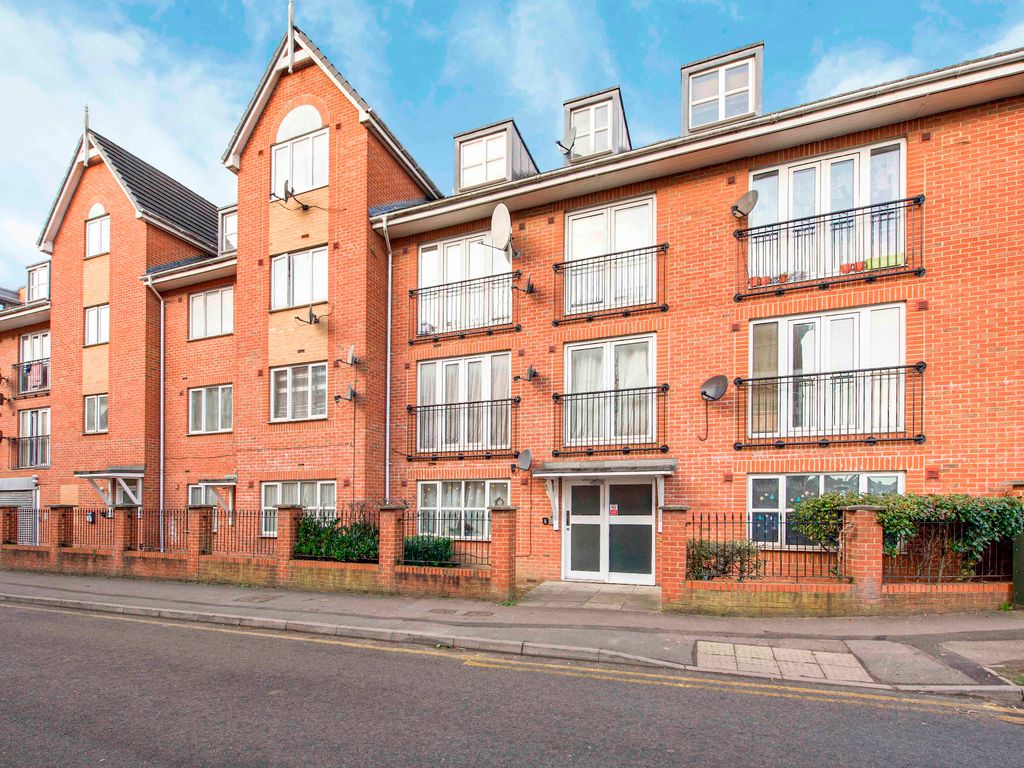 1 bed flat for sale in Headington Place, Mill Street, Slough SL2, £179,950