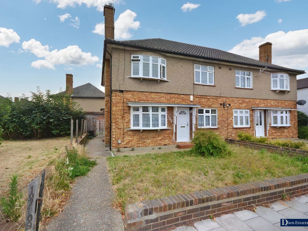 3 bed maisonette for sale in Balgores Lane, Gidea Park, Romford RM2, £325,000