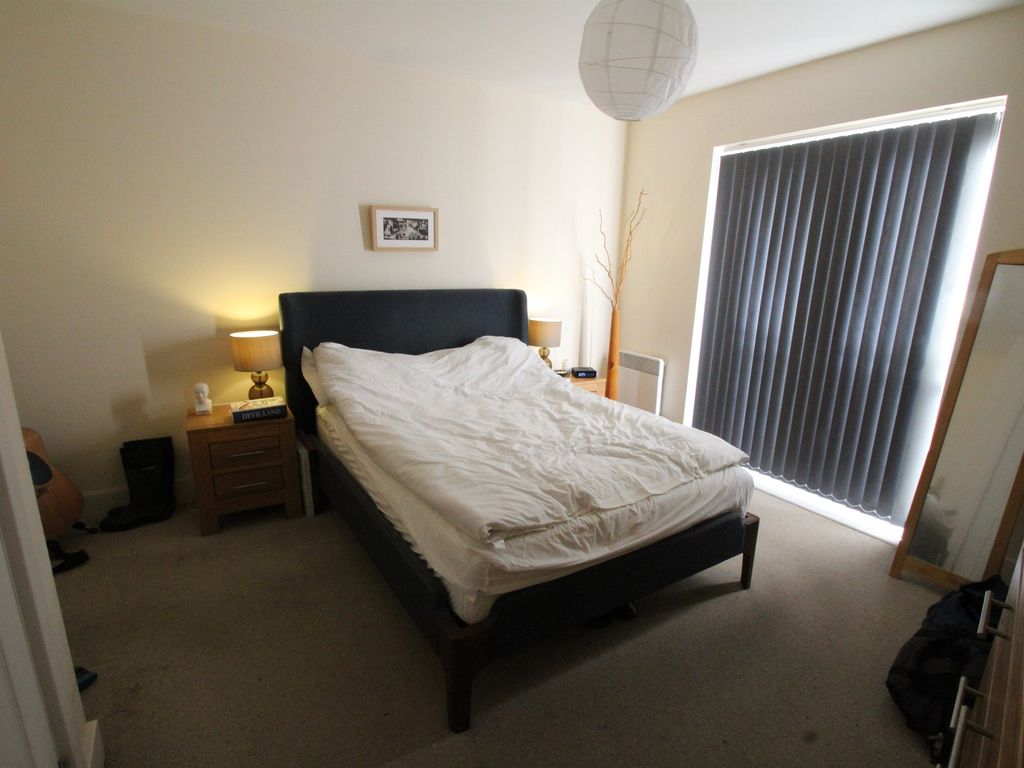 2 bed flat for sale in Coxhill Way, Aylesbury HP21, £210,000