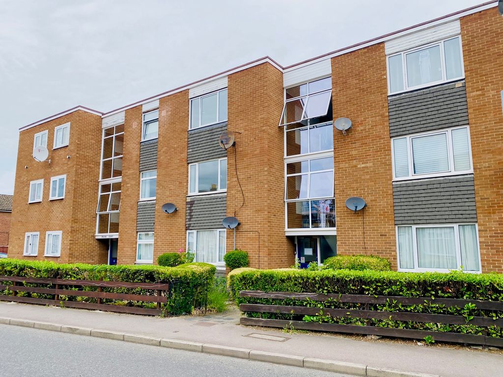 2 bed flat for sale in Mill Lane, Chadwell Heath, Essex RM6, £230,000