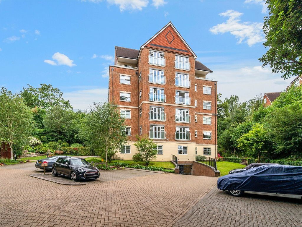 1 bed flat for sale in Wray Common Road, Reigate RH2, £315,000