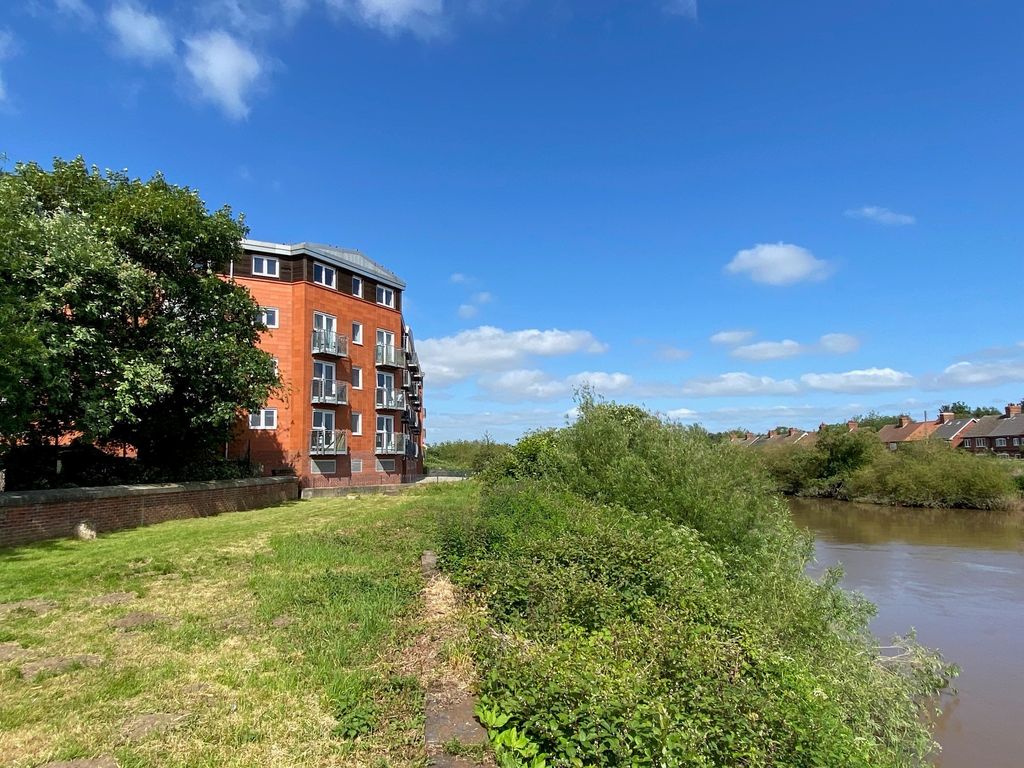 2 bed flat for sale in The Waterfront, Selby YO8, £112,000