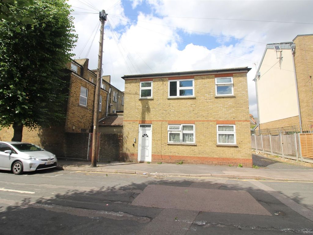 1 bed flat for sale in Cuthbert Road, London E17, £265,000