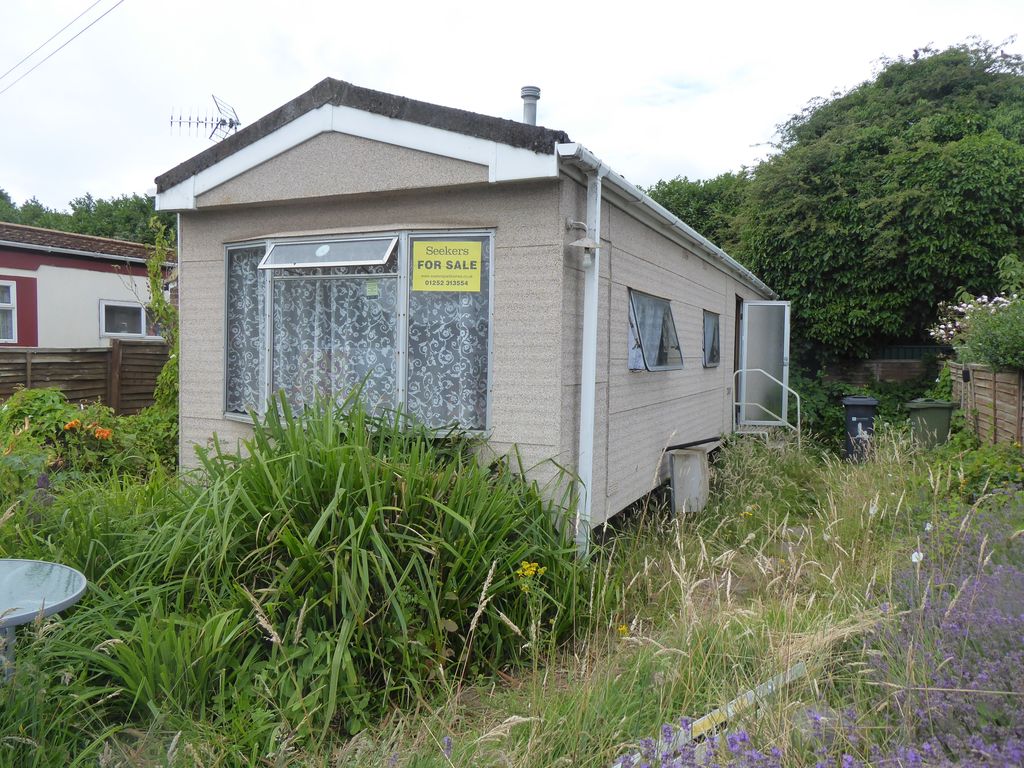 2 bed mobile/park home for sale in Fairoaks Park, Aldershot Road, Guildford, Surrey GU3, £47,995