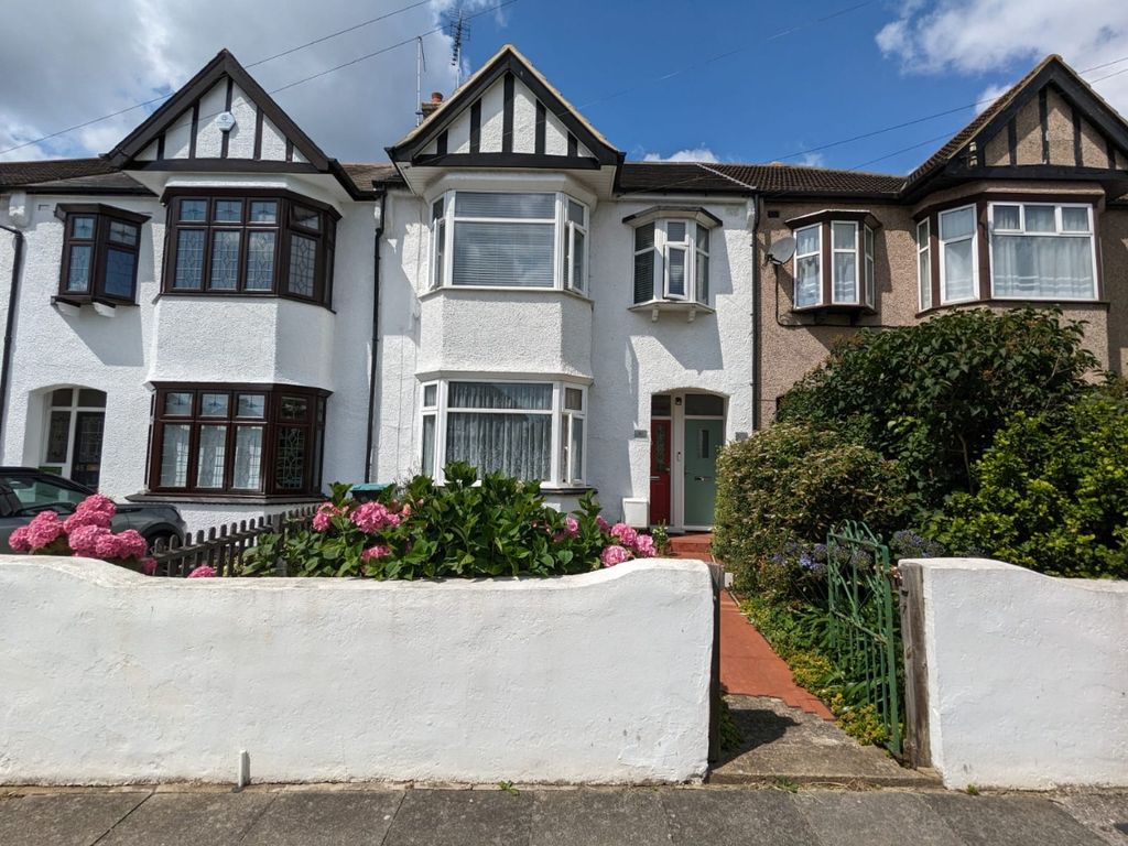 1 bed flat for sale in Marlborough Road, Southend-On-Sea SS1, £220,000