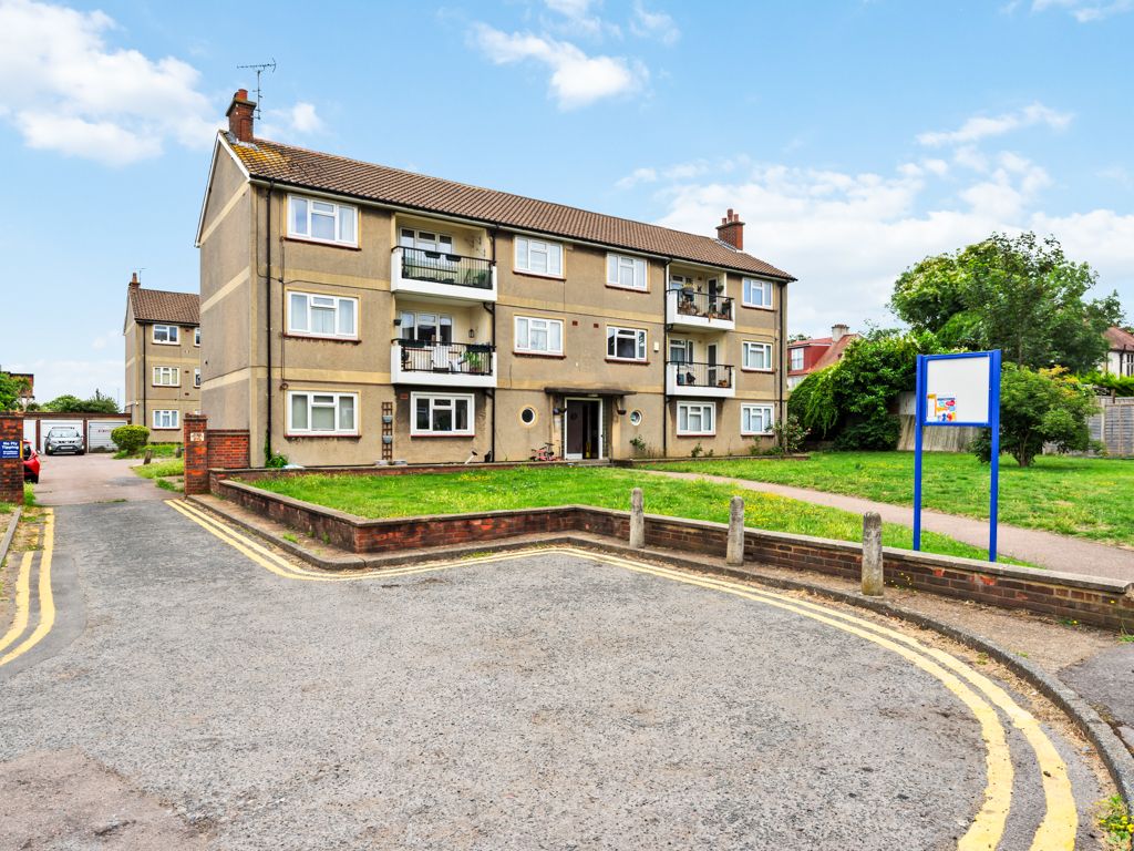 3 bed flat for sale in Abinger Close, Wallington SM6, £250,000