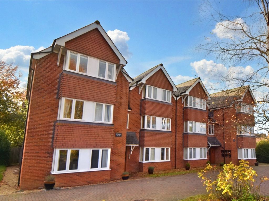 2 bed flat for sale in Kynance Apartments, Salisbury Road, Marlborough SN8, £250,000
