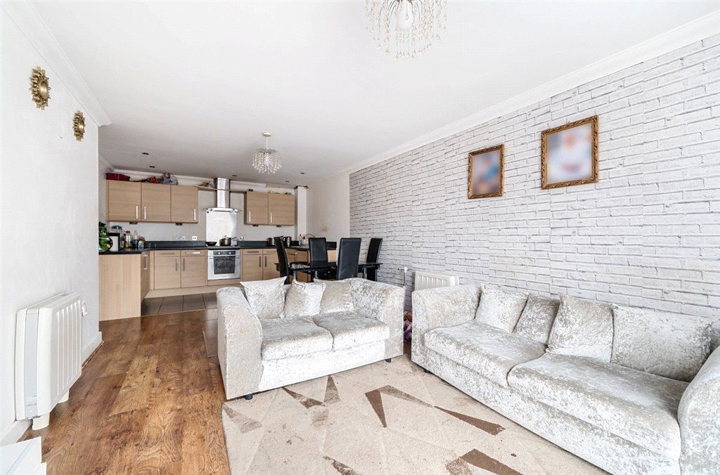 2 bed flat for sale in Green Lane, Ilford, Ilford IG3, £250,000