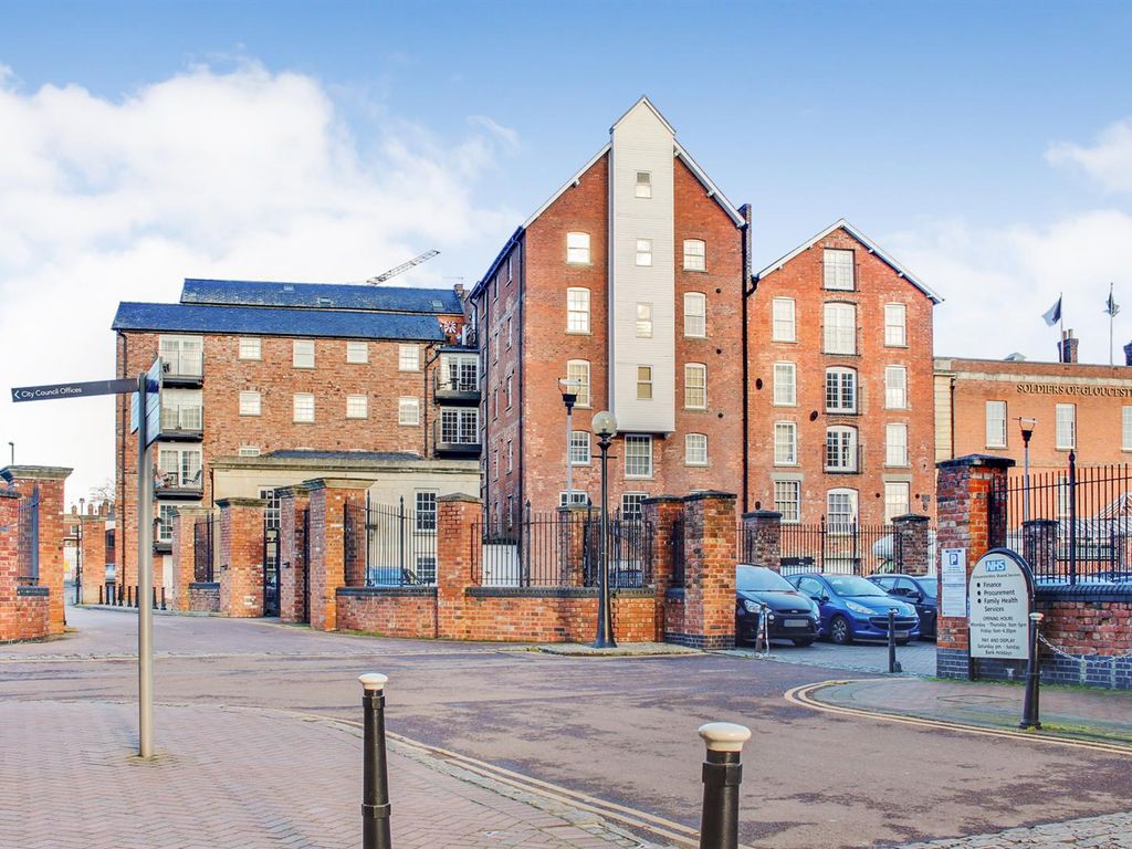 2 bed flat for sale in Commercial Road, Gloucester GL1, £179,950