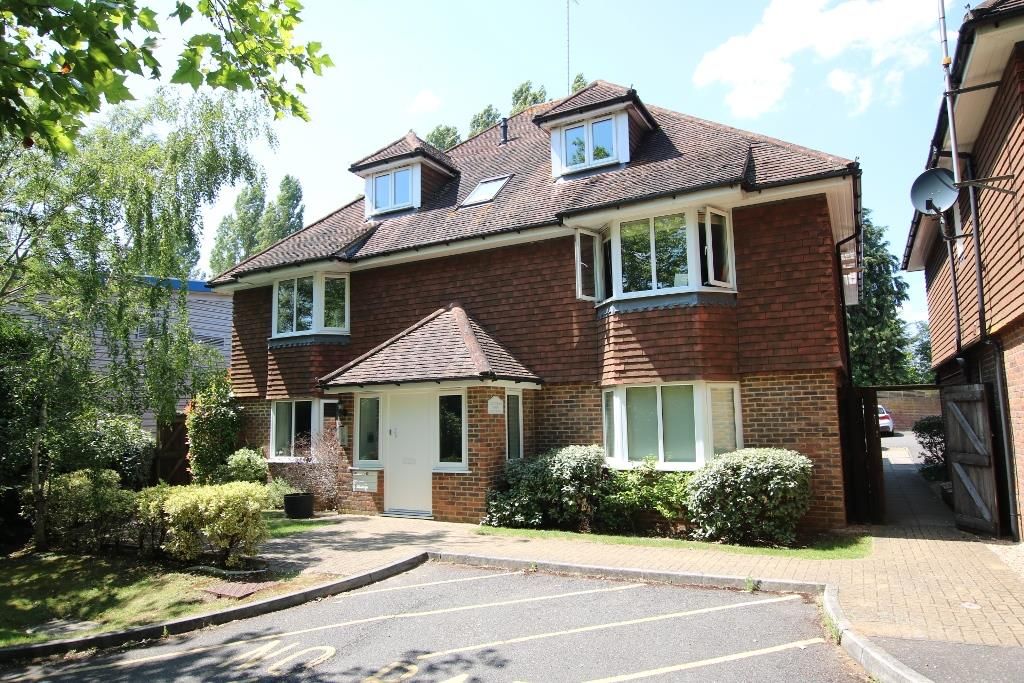 2 bed flat for sale in Randalls Road, Leatherhead KT22, £325,000