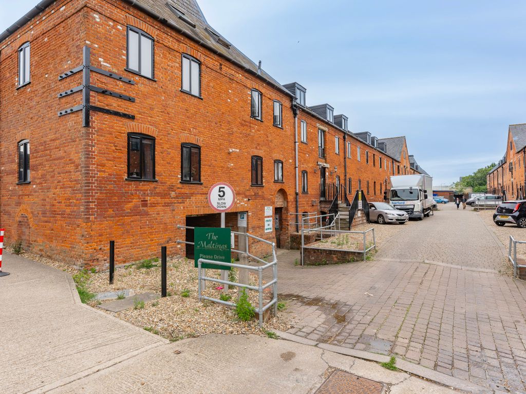 2 bed flat for sale in Dereham NR19, £125,000