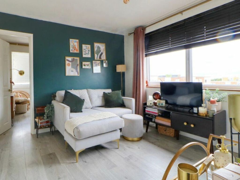 1 bed flat for sale in Bush Fair, Harlow CM18, £150,000