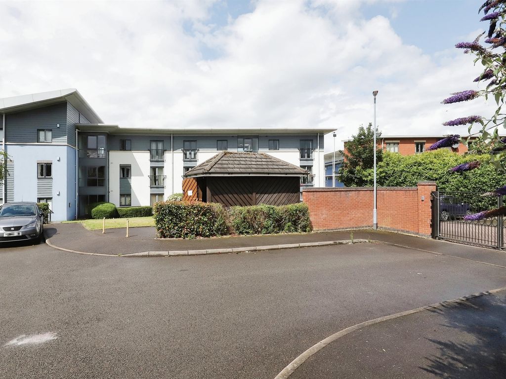 2 bed flat for sale in Vine Close, Fordhouses, Wolverhampton WV10, £125,000